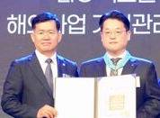 장동권 LIG넥스원 해외사업기획관리실장(오른쪽)이 지난 8일 석종건 방위사업청장으로부터 동탑산업훈장을 수상하고 있는 모습.
 LIG넥스원