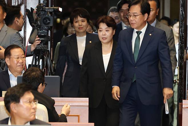 9일 국민의힘 혁신위원장으로 선임된 윤희숙 여의도연구원장(오른쪽 둘째)과 송언석 국민의힘 비상대책위원장 겸 원내대표가 권영세 국민의힘 의원(맨 왼쪽)의 옆을 지나 긴급 의원총회에 참석하고 있다. 뉴스1
