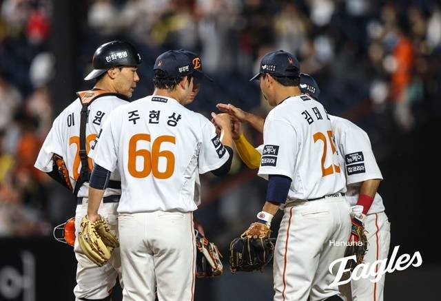 8일 경기에서 승전고를 울린 한화 선수단. 사진=한화 제공