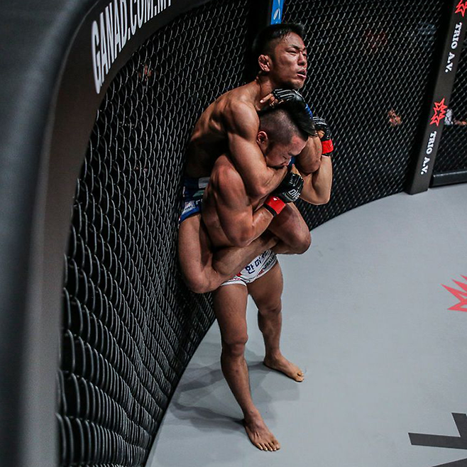 다케나카 다이치가 2018년 2월 미얀마 양곤 투운나 체육관 ONE Championship 대회에서 밴텀급 타이틀 도전자 출신 김대환한테 조르기 기술을 구사하고 있다. 사진=Group One Holdings Pte. Ltd.