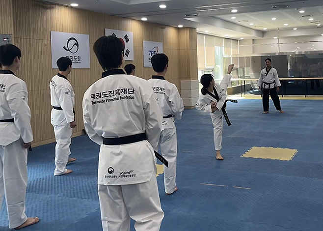 태권도 봉사단 태권도원 집합교육. 2025 하계세계대학경기대회 태권도 코치 이진호의 품새 지도. 사진=태권도진흥재단