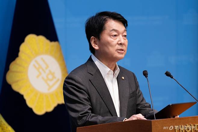 안철수 국민의힘 혁신위원장이 7일 서울 여의도 국회 소통관에서 기자회견을 열고 혁신위원장 사퇴 및 전당대회 출마를 밝히고 있다. 2025.7.7/사진=뉴스1 /사진=(서울=뉴스1) 유승관 기자