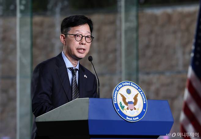 [서울=뉴시스] 사진공동취재단 = 박윤주 외교부 1차관이 2일 오후 서울 용산구 그랜드 하얏트 호텔 그랜드 볼룸에서 열린 미국 독립기념일 행사에서 축사를 하고 있다. 2025.07.02.