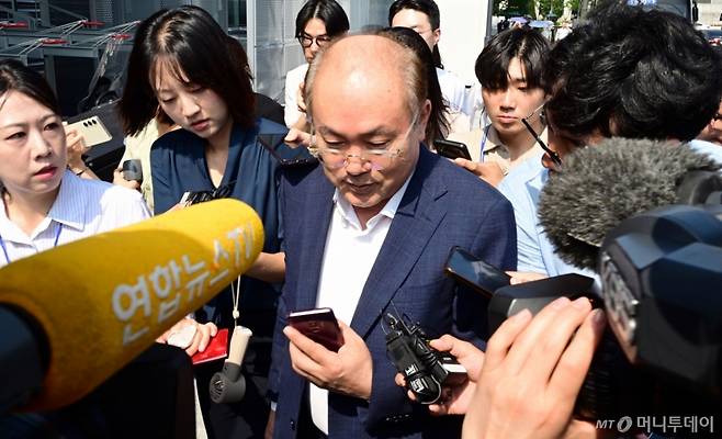 [서울=뉴시스] 홍효식 기자 = 정창래 전 삼부토건 대표가 9일 오전 서울 종로구 KT 광화문빌딩 웨스트에 마련된 김건희 특검팀 사무실로 출석하고 있다. (공동취재) 2025.07.09. photo@newsis.com /사진=홍효식