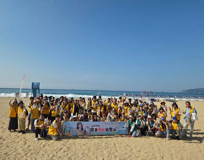 9일 대만 관광객들이 이아영 치어리더와 함께하는 해운대 해변 정화 활동에 참석한 모습. /사진 = 한국관광공사 제공