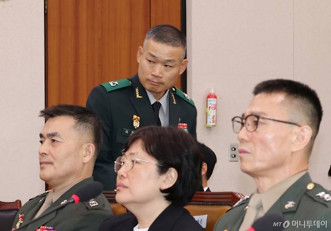 김동혁 국방부 검찰단장이 지난해 7월19일 서울 여의도 국회에서 열린 제3차 법제사법위원회 윤석열 대통령 탄핵소추안 즉각 발의 요청에 관한 청원 관련 청문회에서 의원 질의에 답변을 마친 후 자리로 돌아가고 있다. / 사진=뉴시스