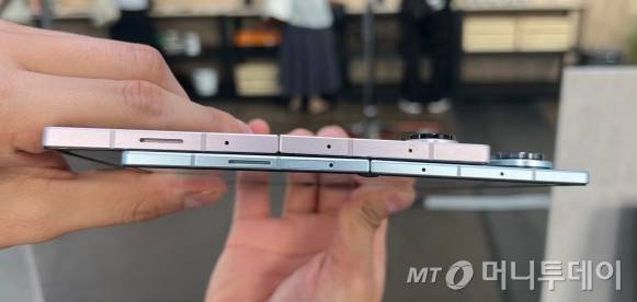 갤럭시Z 폴드6(위)와 폴드7(아래)의 두께 차이. /사진=윤지혜 기자