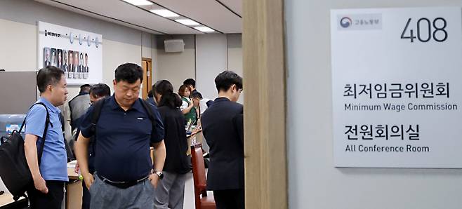 9일 새벽 세종시 정부세종청사 고용노동부에서 전날에 이어 차수를 변경하며 열린 최저임금위원회 11차 전원회의가 산회되며  2026년 최저임금 협상이 결렬된 가운데 정문주 근로자위원(왼쪽)과 류기섭위원이 회의장을 떠나고 있다. / 사진=뉴스1 김기남 기자 /사진=(세종=뉴스1) 김기남 기자