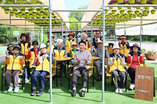 김동근 의정부시장(가운데)이 힐링가든 오픈식에 참석해 기념촬영하고 있다./사진제공=의정부시