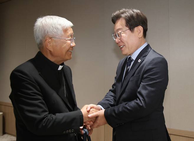 이재명 대통령이 9일 서울 용산구 대통령실 청사에서 종교계 지도자들과 오찬 회동을 갖는다. 사진은 지난 7일 이재명 대통령이 서울 용산구 대통령실 청사에서 유흥식 추기경을 접견하는 모습. /사진=뉴시스(대통령실통신사진기자단)