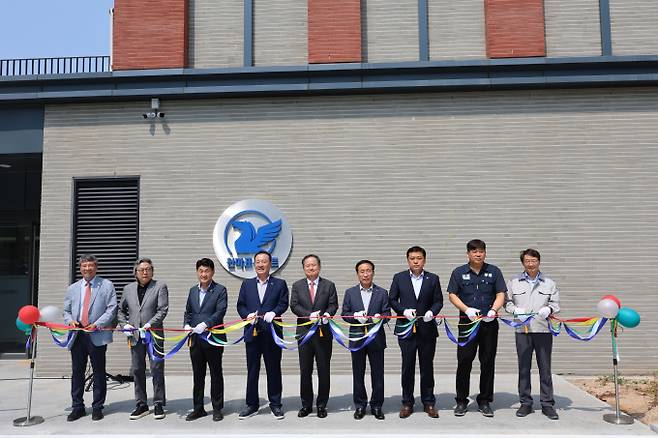 지난 7일 한인호 성인양회 대표와 임직원들이 충북 단양군 사원숙소 준공식에 참석했다. /사진=성신양회