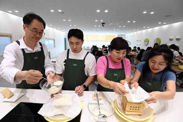 지난 6월 27일 충북 음성군 대소면 풀무원음성두부공장에서 대금고 교사들이 두부 만들기 체험을 하고 있다.  곽성호 기자