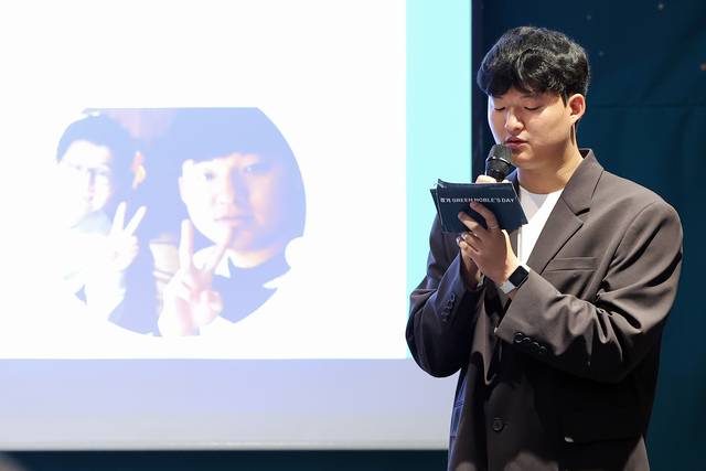 정윤서 후원자가 지난 6월 5일 경기 수원시 팔달구 라마다프라자수원호텔에서 진행된 초록우산 ‘그린노블스데이’ 행사에서 재단 자립활동가모임 ‘청자기(청년들의 자립이야기)’ 사업에 대해 설명하고 있다. 초록우산 제공