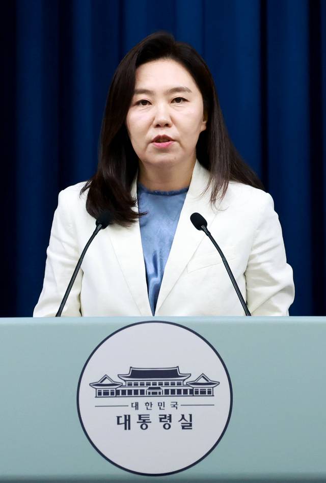 강유정 대통령실 대변인이 7일 서울 용산 대통령실 청사에서 청년담당관 신설 등 현안 브리핑을 하고 있다. 연합뉴스