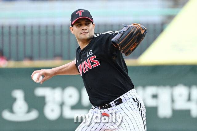 24일 인천 SSG랜더스필드에서 열린 '2025 신한 SOL BANK KBO리그' LG 트윈스와 SSG랜더스 경기.LG 선발 치리노스가 투구를 하고 있다./마이데일리