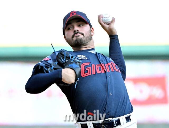 14일 오후 인천 문학동 SSG랜더스필드에서 진행된 '2025 프로야구 KBO리그' SSG랜더스와 롯데자이언츠의 경기. 롯데 감보아가 선발등판해 역투하고 있다./마이데일리