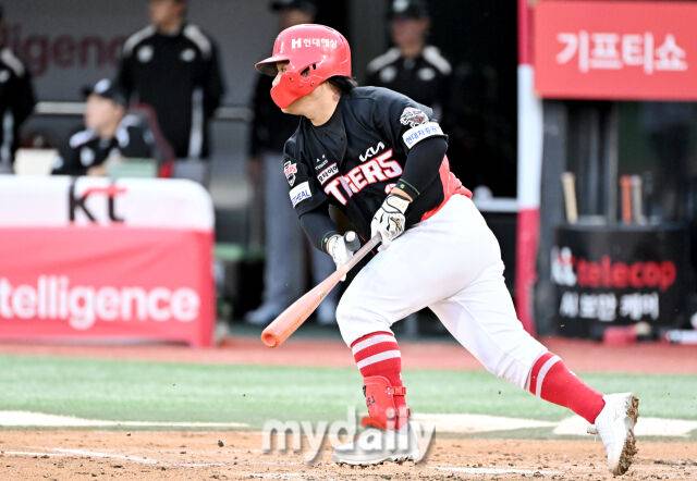 20일 오후 경기도 수원시 조원동 수원kt위즈파크에서 진행된 '2025 프로야구 KBO리그' kt위즈와 KIA타이거즈의 경기. 기아 김선빈이 2회초 무사 1루서 안타를 치고 있다./마이데일리