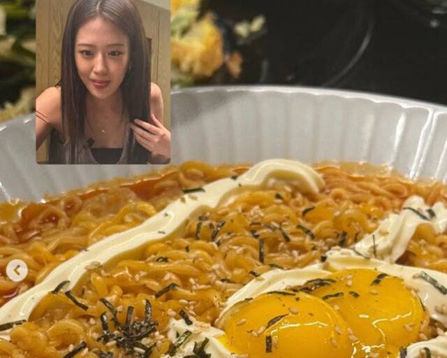 안유진이 '지락실' 속 라면을 보고 황홀한 표정을 짓고 있다. / 안유진 소셜미디어 캡처