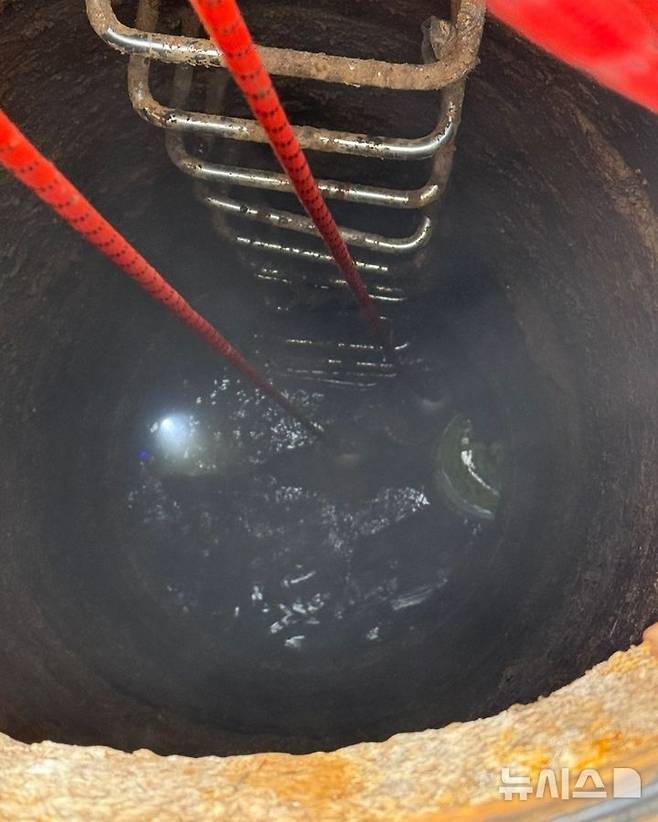 6일 오전 인천 계양구 병방동의 한 도로 맨홀 아래 오수관 관로에서 작업 중이던 인부 1명이 심정지 상태로 구조되고 1명이 실종됐다. [뉴시스]