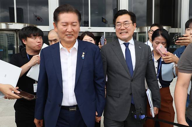 더불어민주당 당대표 후보인 정청래(왼쪽)·박찬대 의원이 2일 서울 여의도 국회에서 열린 검찰개혁토론회에 참석한 뒤 나와 취재진의 질문을 받고 있다. [연합]