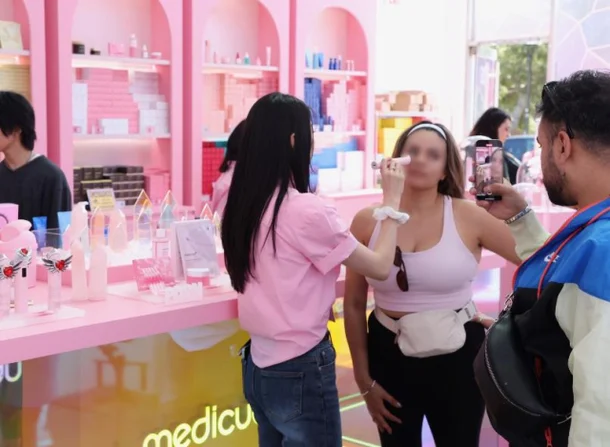 미국 LA에 마련된 에이피알 메디큐브 팝업스토어를 찾은 방문객이 홈 뷰티 디바이스를 체험하고 있다. [에이피알 제공]