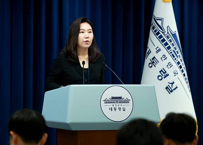 강유정 대통령실 대변인이 9일 서울 용산 대통령실 청사에서 이재명 대통령의 국무조정실 1·2차장 인선을 발표하고 있다. [연합]