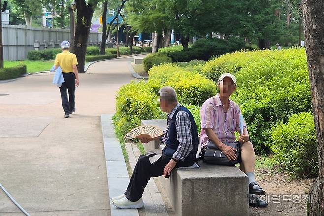지난 8일 오후 서울에서 기록적인 폭염이 관측된 가운데 종로구 탑골공원을 찾은 시민들이 그늘에서 부채질을 하고 있다. 김도윤 기자.
