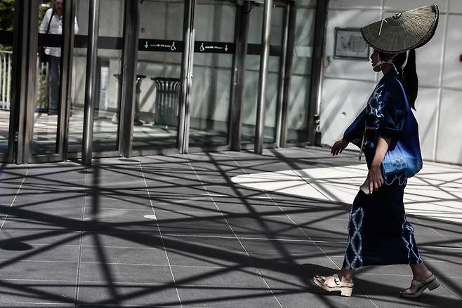 프랑스 파리에서 지난 3일 열린 일본 엑스포에 한 참가자가 도착하고 있다. 기사와 무관.[AFP]