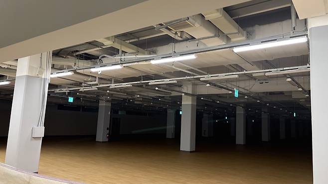 홈플러스 가양점 내 가구 매장이 지난 5월 영업이 종료된 뒤 텅 비어 있다. 박연수 기자