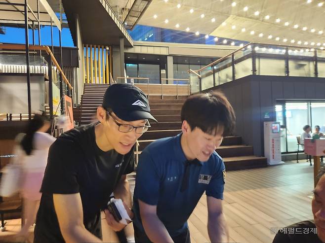 지난 3일 서울 서대문구 홍제천 일대에서 기초질서 확립을 위해 홍보용 물티슈를 나눠주고 있는 염민규 서울러닝순찰대 BRRC 대표와 장재혁 서대문경찰서 범죄예방진단팀 경사. 이영기 기자.