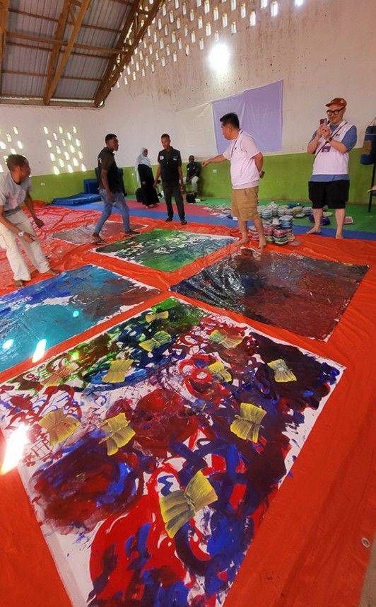 [사진=박현주 미술전문기자] 김남표 작가와 아트놈 작가가 아이들이 캔버스위에 자유롭게 그려 놓은 그림, 거대한 추상화를 바라보고 있다. *재판매 및 DB 금지