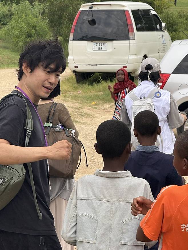 AIF홍보대사 유준상이 펨바에서 아이들과 함께 야외 수업을 하고 있다. *재판매 및 DB 금지