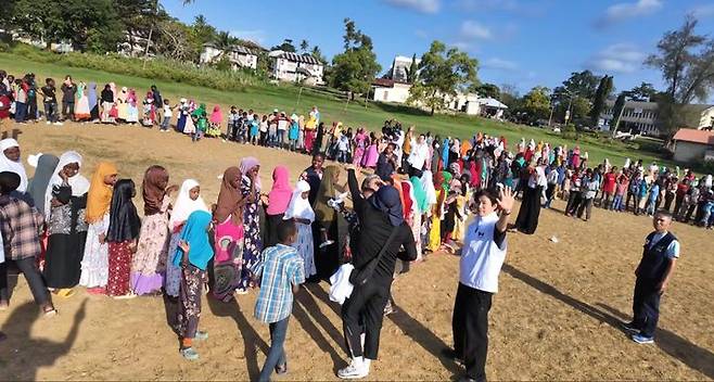 AIF홍보대사 유준상이 펨바에서 야외 미술수업에 참여하고 있다. *재판매 및 DB 금지