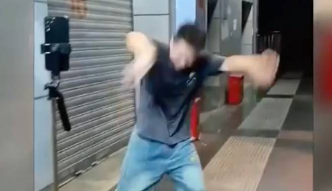 [서울=뉴시스] 원(28)씨는 아내와 딸의 항암 치료비를 마련하기 위해 밤마다 댄스 방송을 하고 있다. (사진=SCMP 캡처) 2025.07.08 *재판매 및 DB 금지