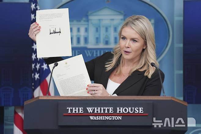 [워싱턴=AP/뉴시스] 캐롤라인 레빗 백악관 대변인이 7일(현지 시간) 백악관에서 브리핑하면서 도널드 트럼프 미국 대통령이 이재명 대통령에게 보내는 서한을 들어 보이고 있다. 트럼프는 이 대통령에게 보내는 서한에서 "2025년 8월 1일부터 한국에서 수입하는 모든 제품에 대해 기존의 부문별 관세와는 별도로 25%의 관세를 부과할 예정"이라고 밝혔다. 2025.07.08.