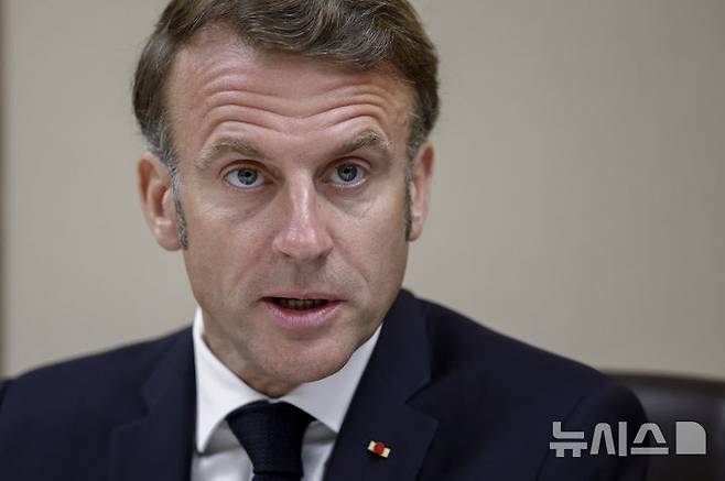 [파리=AP/뉴시스]  마크롱 대통령이 6월 22일 프랑스 파리 엘리제궁에서 이스라엘-이란 위기 관련 국가 안보 회의에 참석하고 있는 모습. 마크롱부부는 7월 8일 영국 찰스3세 국왕의 초청으로 런던을 국빈 방문해 3일간의 공식 일정을 시작했다. 2025.07.09.