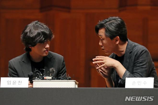 [서울=뉴시스] 박진희 기자 = 피아니스트 임윤찬과 스승인 손민수 교수가 30일 서울 서초구 한예종 서초동캠퍼스 이강숙홀에서 기자간담회를 하고 있다. 임윤찬은 지난 18일 미국 반 클라이번 국제 피아노 콩쿠르에서 역사상 최연소로 우승했다. 2022.06.30. pak7130@newsis.com