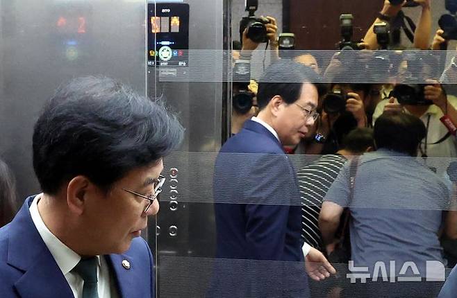 [서울=뉴시스] 조성봉 기자 = 송언석 국민의힘 비상대책위원장 겸 원내대표가 9일 오전 서울 여의도 국회에서 혁신위원장 발표를 마치고 엘리베이터를 타고 이동하고 있다. 신임 혁신위원장에는 윤희숙 여의도연구원장을 임명했다.  2025.07.09. suncho21@newsis.com