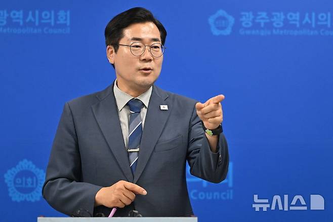 [광주=뉴시스] 이영주 기자 = 박찬대 더불어민주당대표 후보가 7일 오전 광주 서구 광주시의회에서 열린 기자회견에 참석해 질의응답을 받고 있다. 2025.07.07. leeyj2578@newsis.com