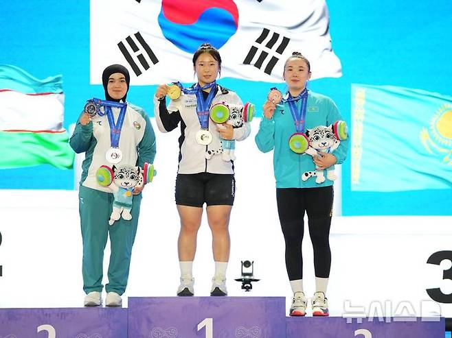 [서울=뉴시스]역도 전희수, 아시아주니어선수권 금메달 3개. (사진=대한역도연맹 제공)