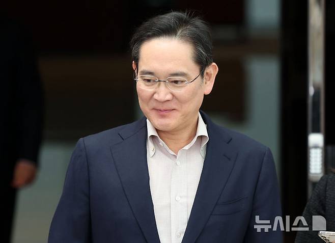 [서울=뉴시스] 홍효식 기자 = 일본 출장을 마친 이재용 삼성전자 회장이 9일 서울 강서구 김포비즈니스항공센터(SGBAC)로 귀국하고 있다. 2025.04.09. yesphoto@newsis.com
