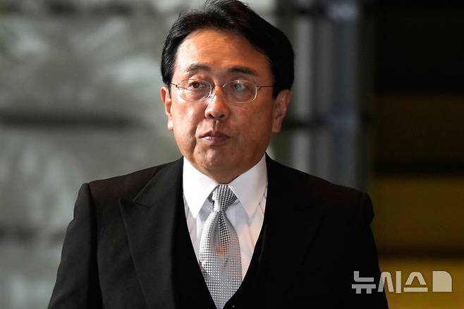 [도쿄=AP/뉴시스]지난해 10월 1일 미국과의 관세 협상을 담당하고 있는 아카자와 료세이 경제재정·재생상이 도쿄 총리 관저에 들어서고 있다. 2025.07.09.