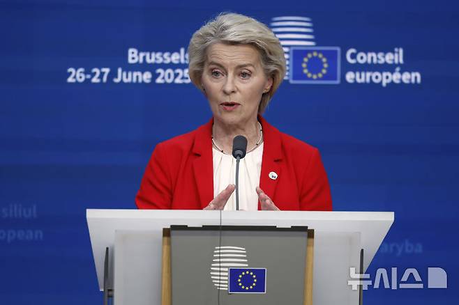 [브뤼셀(벨기에)=AP/뉴시스]우르줄라 폰데어라이엔 유럽연합(EU) 집행위원장이 "유럽과 중국의 파트너십이 발전하려면 진정한 경제 재균형이 필요하다"고 밝혔다. EU와 중국은 오는 24일 베이징에서 정상회담을 한다. 사진은 폰데어라이엔 위원장이 6월26일 브뤼셀에서 열린 EU 정상회의 후 기자회견을 하는 모습. 2025.07.09.
