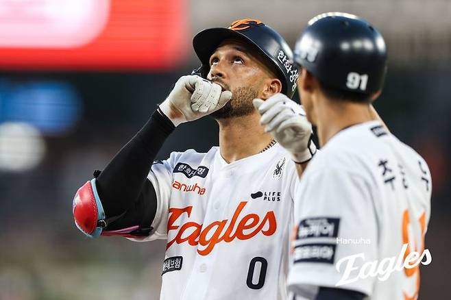 [서울=뉴시스] 프로야구 한화 이글스 리베라토가 8일 대전 한화생명볼파크에서 열린 2025 신한 쏠뱅크 KBO리그 KIA 타이거즈와의 경기에서 안타를 친 뒤 세리머니를 펼치고 있다. (사진=한화 이글스 제공) 2025.07.08. *재판매 및 DB 금지