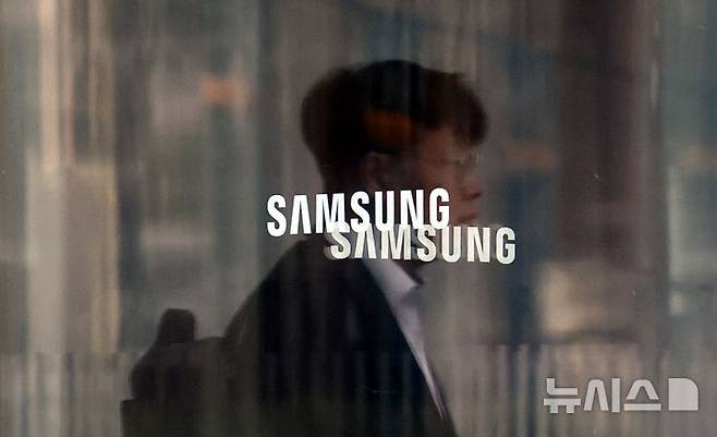 [서울=뉴시스] 박주성 기자 = 8일 서울 서초구 삼성전자 서초사옥에 직원들이 오가고 있다.삼성전자는 8일 '2025년 2분기 잠정실적' 발표를 통해 올 2분기 매출 74조원, 영업이익 4조6000억원 수준을 기록했다고 공시했다.매출은 전년 같은 기간 74조700억원 대비 0.09% 감소했고, 영업이익은 10조4400억원 대비 55.94% 줄었다.특히 영업이익은 증권사 추정 컨센서스(3개월 평균) 6조1833억원 대비 1조5000억원가량 적었다. 전기 대비로는 매출이 6.49% 증가했으나, 영업이익이 31.24% 감소했다. 2025.07.08. park7691@newsis.com