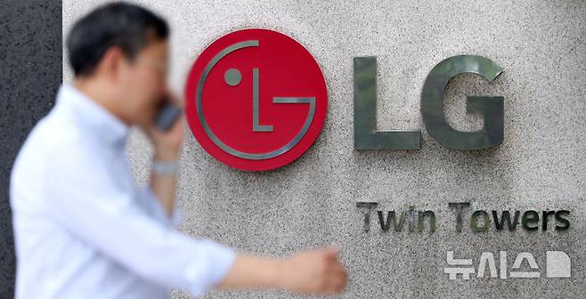 [서울=뉴시스] 김선웅 기자 = LG전자가 올해 2분기 연결기준 매출액 20조7400억원, 영업이익 6391억원의 잠정실적을 7일 발표했다. 매출액은 작년 같은기간 보다 4.4%, 영업이익은 작년 2분기 대비 46.6%, 1분기 대비 49.2% 감소했다. LG전자가 2분기 실적을 발표한 7일, 한 시민이  LG전자 본사가 소재한 서울 여의도 LG트윈타워 앞을 지나고 있다. 2025.07.07. mangusta@newsis.com