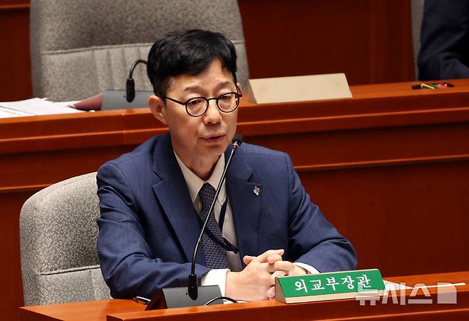 [서울=뉴시스] 고승민 기자 = 30일 서울 여의도 국회에서 열린 예산결산특별위원회 전체회의에서 박윤주 외교부 1차관이 의원 질의에 답하고 있다. 2025.06.30. kkssmm99@newsis.com