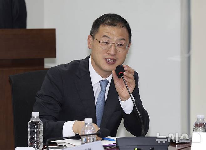 [서울=뉴시스] 김명년 기자 = 김상욱 더불어민주당 의원이 16일 오후 서울 여의도 국회 의원회관 제3간담회의실에서 열린 '법무부 제출 난민법 개정안에 대한 평가와 바람직한 난민법 개정안의 방향' 간담회에서 발언하고 있다. 2025.06.16. kmn@newsis.com