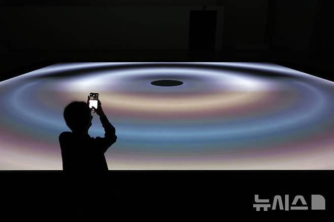 [서울=뉴시스] 박진희 기자 = 국립아시아문화전당(ACC)은 9일 광주 동구 ACC 문화창조원에서 세계적인 사운드 아티스트 료지 이케다(Ryoji Ikeda) 개인전 ‘2025 ACC 포커스-료지 이케다’ 기자간담회를 갖고 신작 4점을 포함해 총 7점의 작품을 선보이고 있다. 2025.07.09. pak7130@newsis.com