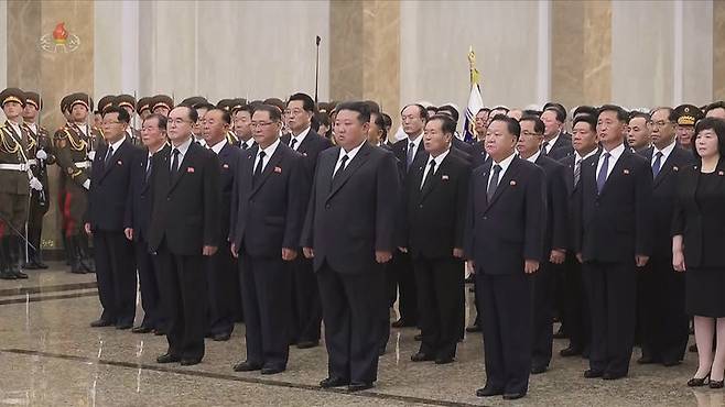 [서울=뉴시스] 김정은 북한 국무위원장이 8일 김일성 주석 사망 31주기를 맞아 금수산태양궁전을 참배하고 있다. 김 위원장은 이날 0시 금수산태양궁전을 찾았으며 박태성, 최룡해, 조용원 등 당 중앙위원회 정치국 상무위원 및 당정 간부 등이 동행했다. (사진=조선중앙TV 캡쳐) 2025.07.09. photo@newsis.com *재판매 및 DB 금지